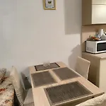 аpartment - Free Street Parking & Self Check - In, Two Bedrooms *