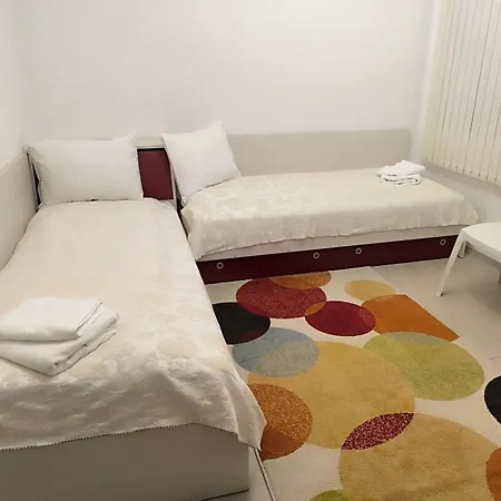 аpartment - Free Street Parking & Self Check - In, Two Bedrooms *